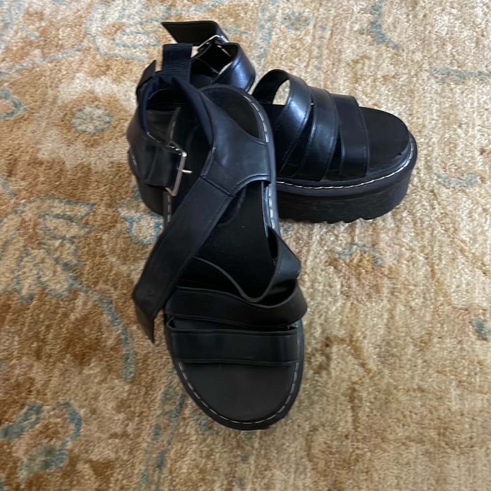 Black Emmshu platform sandals!
